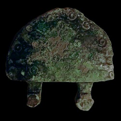 Uidentifieret oldsak
Antakelig del av beltespenne. Oldsak fra eldre jernalder, antakelig Ã¥r 500-700, Merovingertid. Punktsirkelornamentikk. Kobberlegering.
Funnet i Sveio av Tore Ravn Ottesen.
