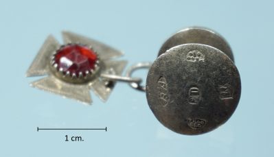 BunadssÃ¸lv
Funnet av Anders Eiken.
Laget i Bergen, 1877.
