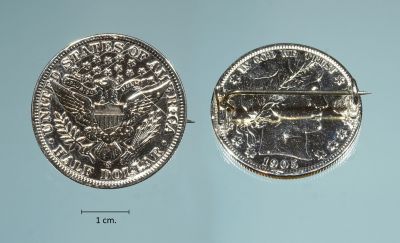 SÃ¸lvmynt/brosje
US Half Dollar, omgjort til brosje. I ettertid innlevert og fÃ¥tt montert pÃ¥ ny nÃ¥l og blitt renset. Funnet i Sveio av Frode Tangen Jacobsen.
