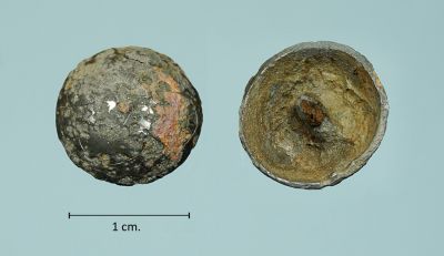 Knapp
Funnet i Vikebygd av Kai Abrahamsen. Tinnlegering med blomstermotiv.
1800-talls.
