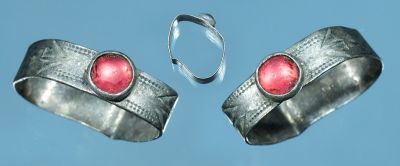 SÃ¸lvring
Liten sÃ¸lvring med rÃ¸d pyntestein. Stemplet 830S. Antakelig slutten av 1800-tallet, tidlig 1900. Funnet pÃ¥ Bokn av Anders Eiken.
