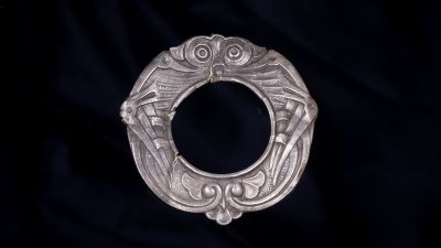 SÃ¸lvbrosje
Brosje i sÃ¸lv som har hatt en 2-kroning "Mor Norge" i senter. Laget pÃ¥ 1930-tallet.
Funnet pÃ¥ KarmÃ¸y av Kai Abrahamsen.
