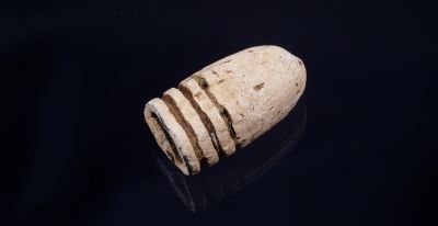 Blyprosjektil
En sÃ¥kalt tre-ringer. Funet pÃ¥ fastlandskarmÃ¸y av Kai Abrahamsen. 
Datert til ca. 1850.
