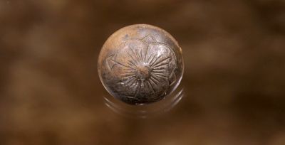 Knapp
Knapp med blomstermotiv. Tombac.
Funnet av Kai Abrahamsen.
