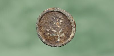 Knapp
Knapp i kobberlegering, med blomstermotiv. Funnet av Kai Abrahamsen.
