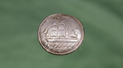 SÃ¸lvknapp
SÃ¸lvknapp med skutemotiv. Funnet i Haugesund av Kai Abrahamsen.
